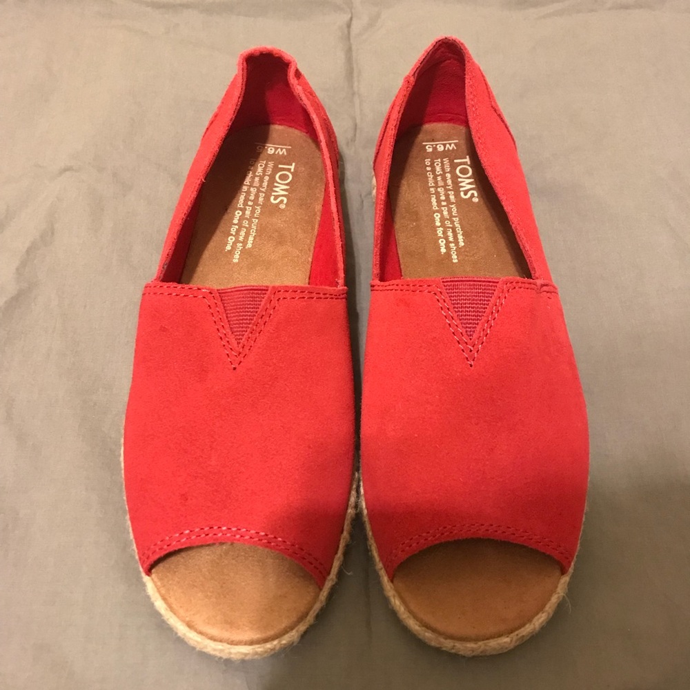 FLASH SALE⚡️Toms - Never worn. Size 6.5.